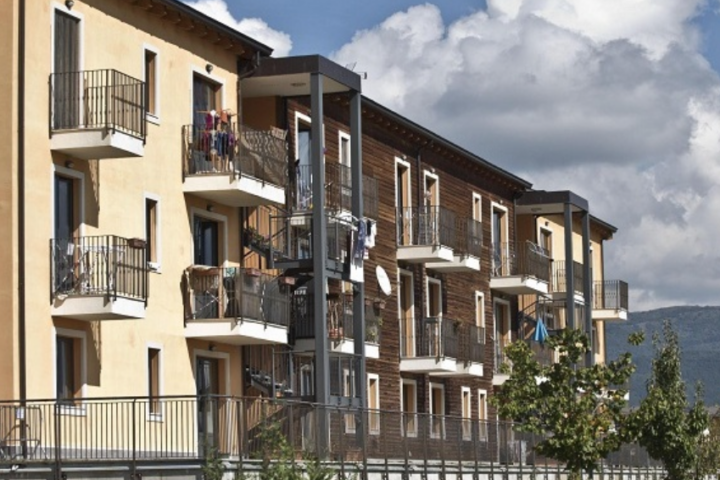 Evacuati due alloggi del progetto CASE per infiltrazioni