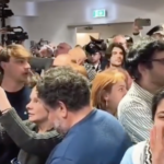 Contestazioni in aula durante il pronunciamento della sentenza di condanna per Anan Yaeesh