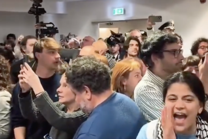 Contestazioni in aula durante il pronunciamento della sentenza di condanna per Anan Yaeesh