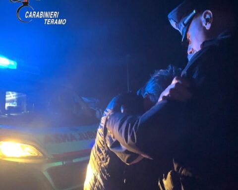 I carabinieri di Roseto salvano una giovane donna sui binari a Pineto