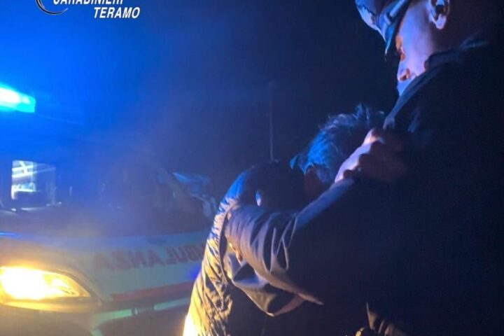 I carabinieri di Roseto salvano una giovane donna sui binari a Pineto