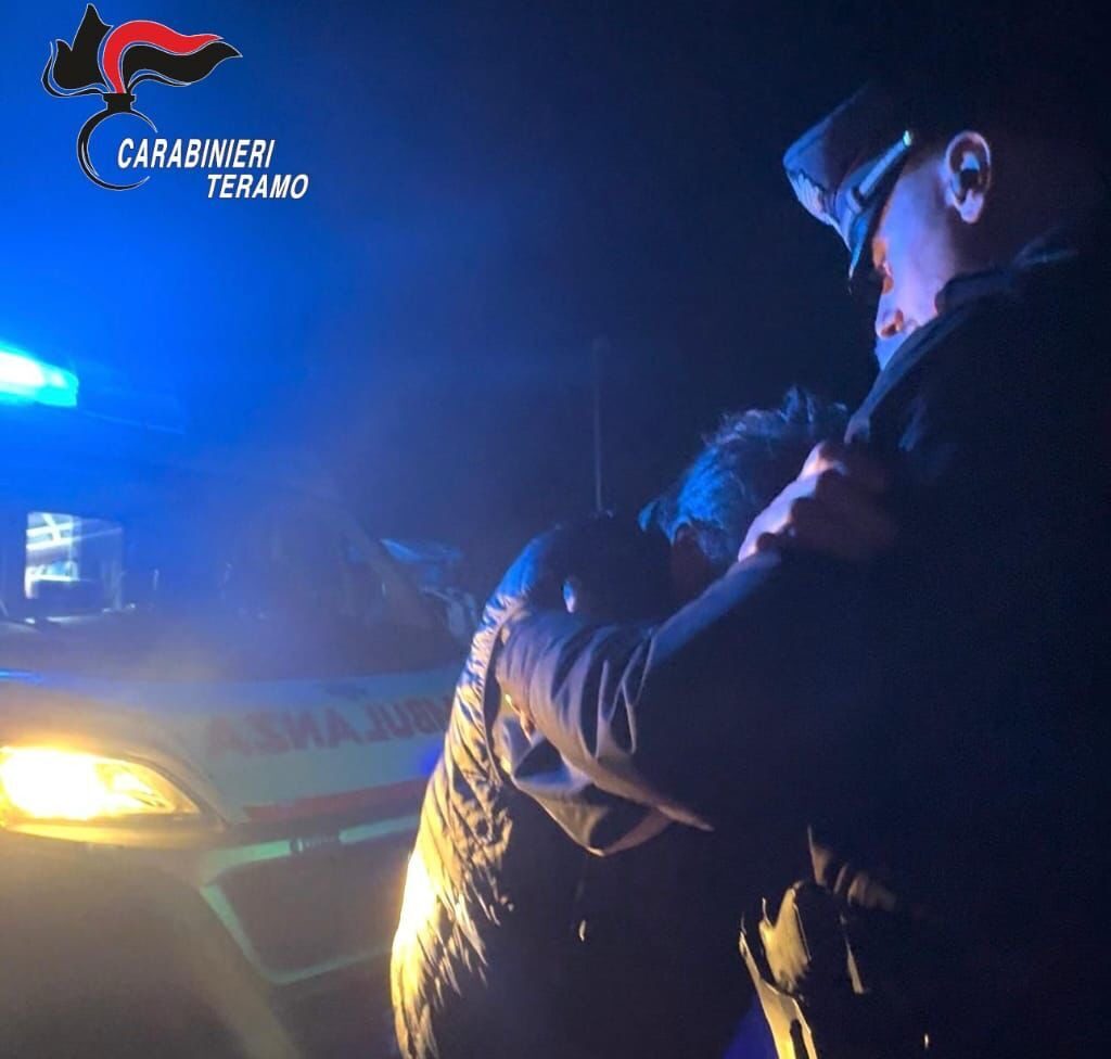 I carabinieri di Roseto salvano una giovane donna sui binari a Pineto