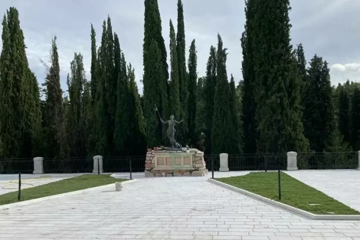 Cimitero di Arischia, L'Aquila