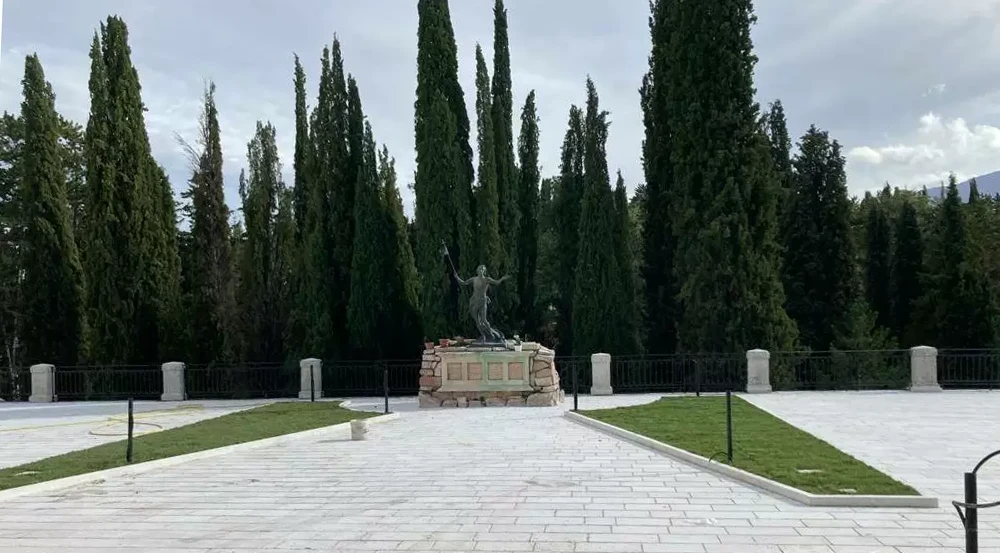 Cimitero di Arischia, L'Aquila