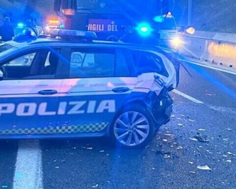 incidente fra auto e polizia sull'a25