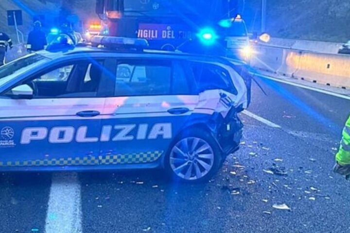 incidente fra auto e polizia sull'a25