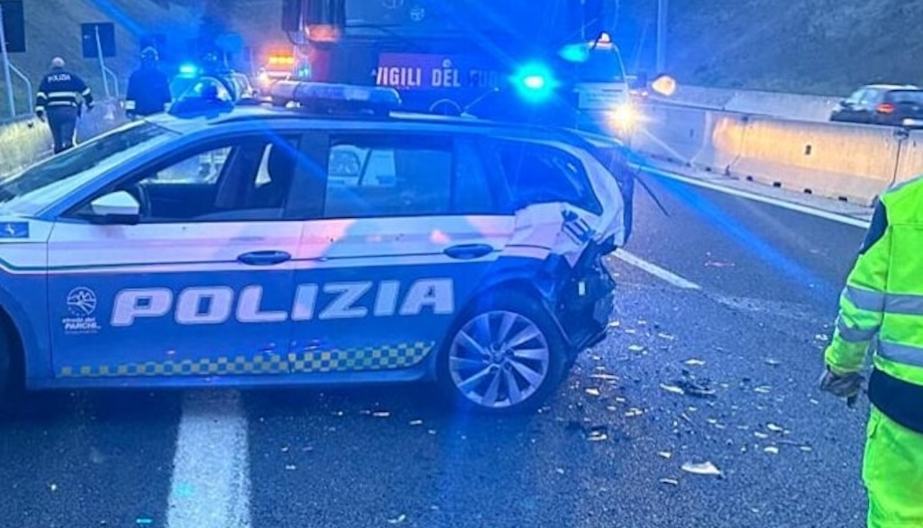 incidente fra auto e polizia sull'a25
