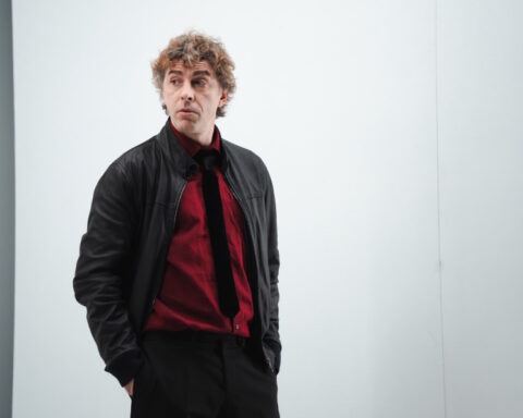 Michele Riondino porta a L’Aquila la "commedia crudele"