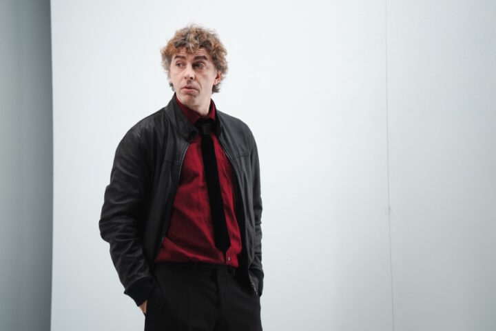 Michele Riondino porta a L’Aquila la "commedia crudele"