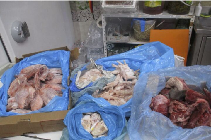 Sequestrati 40 chili di carne e oltre 500 prodotti irregolari in un mini market di piazza Santa Caterina