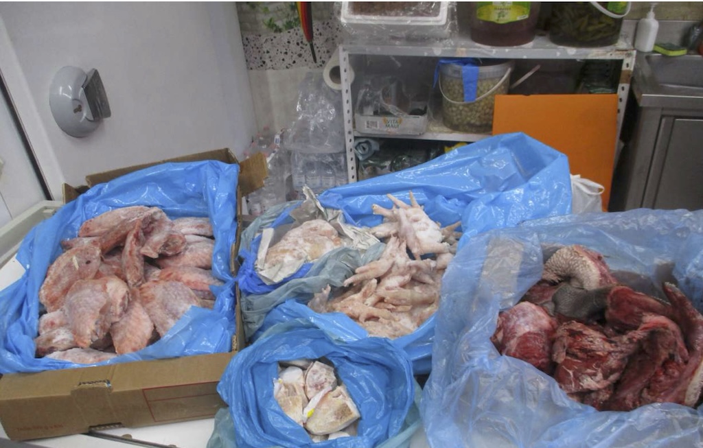Sequestrati 40 chili di carne e oltre 500 prodotti irregolari in un mini market di piazza Santa Caterina