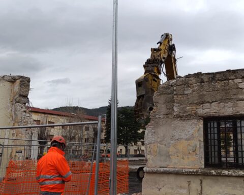 Demolizione muro di Cinta ex Caserma Rossi L'Aquila