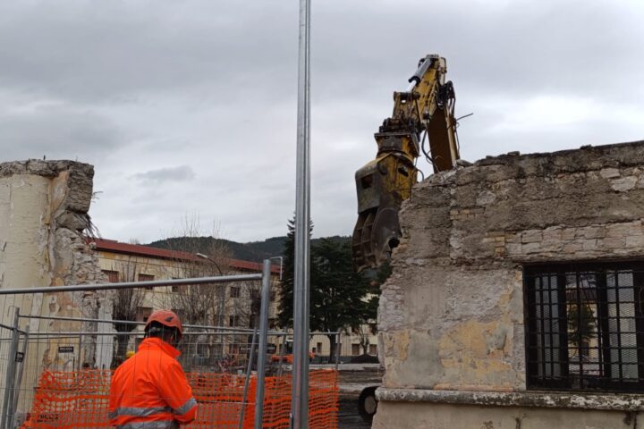 Demolizione muro di Cinta ex Caserma Rossi L'Aquila