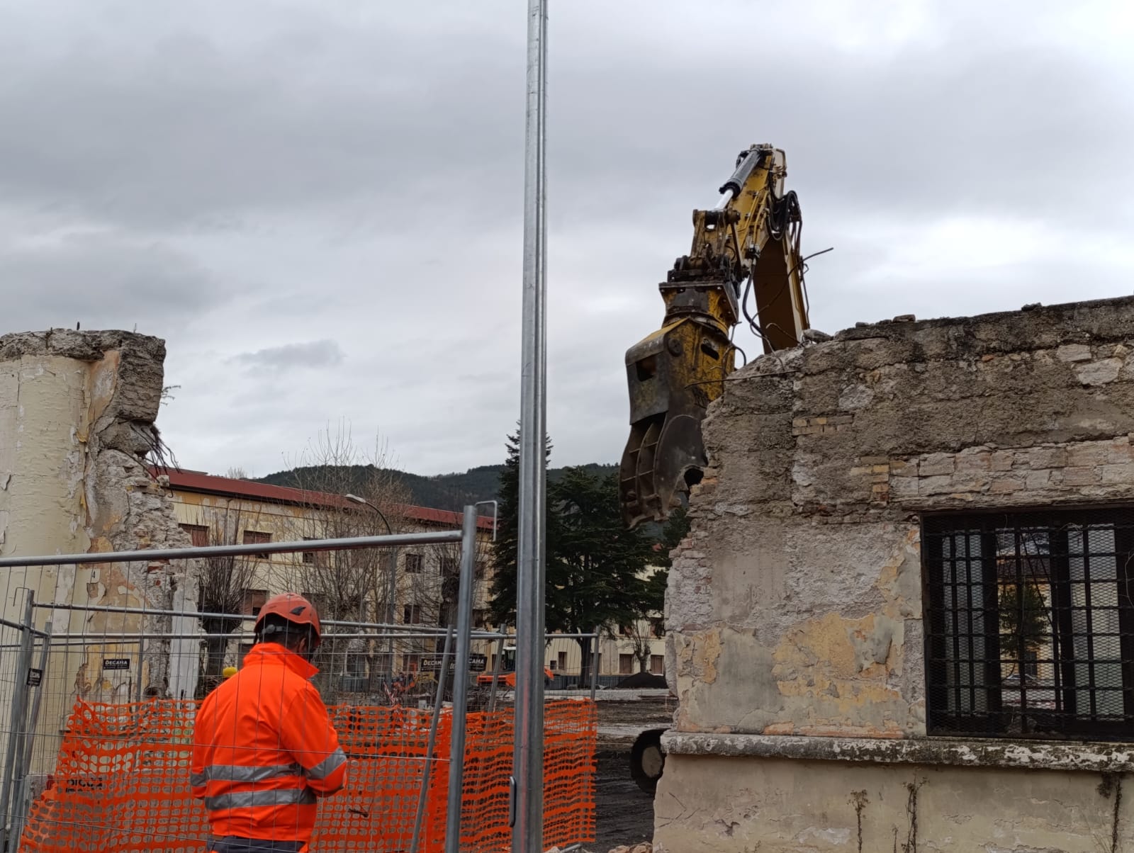 Demolizione muro di Cinta ex Caserma Rossi L'Aquila