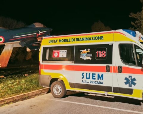 ambulanza a Pescara che attende l'arrivo della giovane palestinese