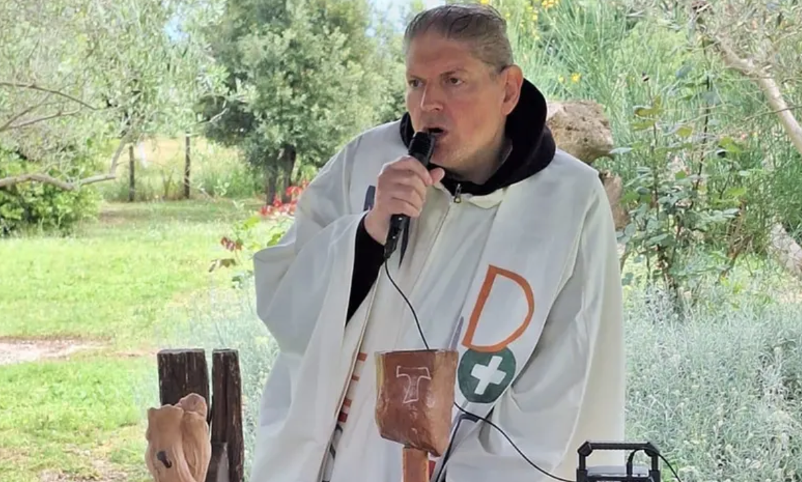 Giovanni Gatto, l’ex parroco di Tempera lascia il sacerdozio per amore