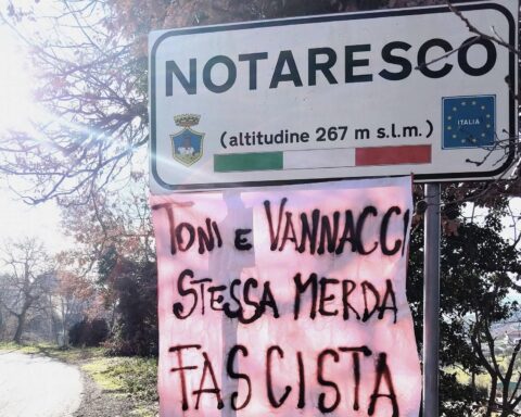 Striscione contro Di Gianvittorio e Vannacci a Notaresco