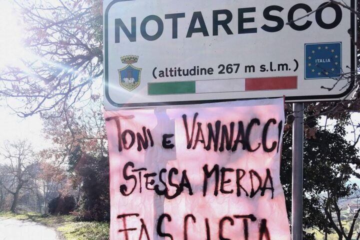 Striscione contro Di Gianvittorio e Vannacci a Notaresco