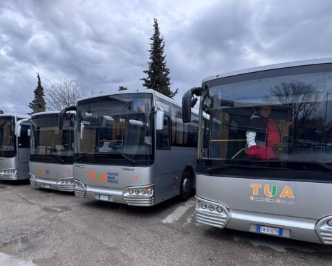 TUA dona otto autobus in dismissione a Leopoli: firmato l’accordo nella sede di Pescara