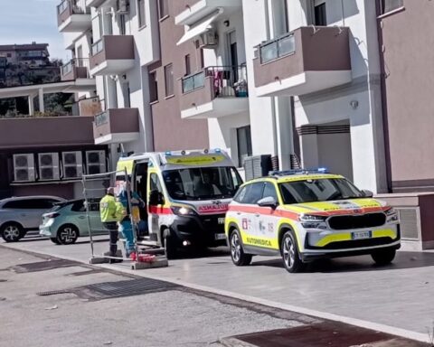 67enne soccorso in casa dopo allarme dei colleghi a Pescara