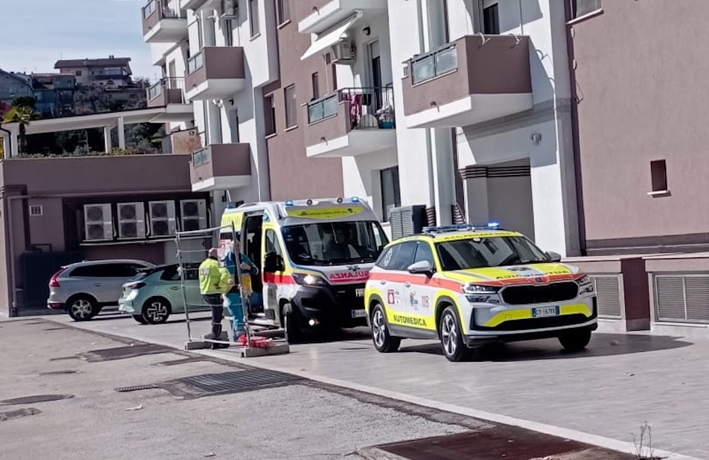 67enne soccorso in casa dopo allarme dei colleghi a Pescara