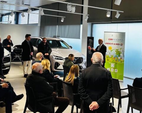 pavoni auto nella cer pescara