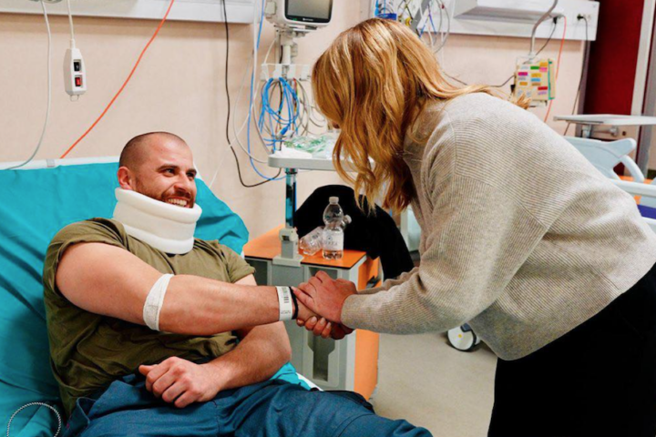 La presidente meloni in visita ai poliziotti ferito durante gli scontri di Torino