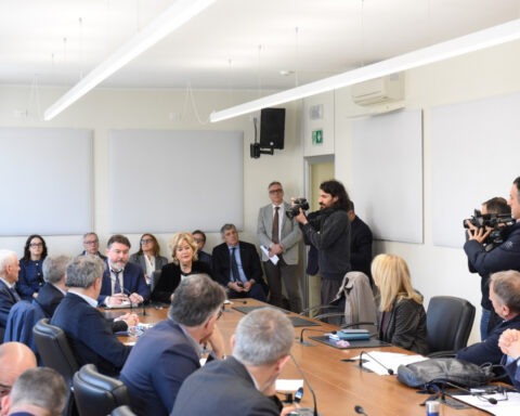 Avviato un gruppo di lavoro per rivedere la disciplina della medicina d’urgenza nelle Asl. Respinta la risoluzione di Paolucci: per il Pd la destra sceglie “tasse e tagli fino al 2029”