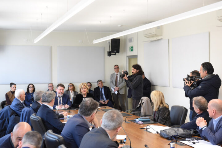 Avviato un gruppo di lavoro per rivedere la disciplina della medicina d’urgenza nelle Asl. Respinta la risoluzione di Paolucci: per il Pd la destra sceglie “tasse e tagli fino al 2029”