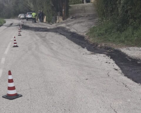 Crepe sulla strada provinciale a contrada Civita