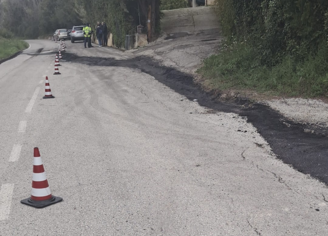 Crepe sulla strada provinciale a contrada Civita