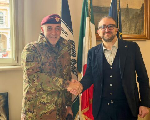Festa nazionale dell’Esercito all’Aquila. L’annuncio del Capo di Stato maggiore dell’Esercito, Gen. C.A. Carmine Masiello al sindaco Pierluigi Biondi