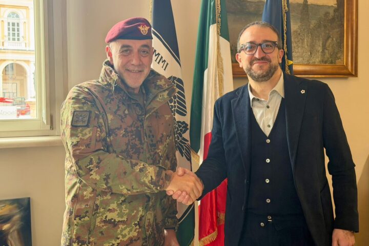 Festa nazionale dell’Esercito all’Aquila. L’annuncio del Capo di Stato maggiore dell’Esercito, Gen. C.A. Carmine Masiello al sindaco Pierluigi Biondi