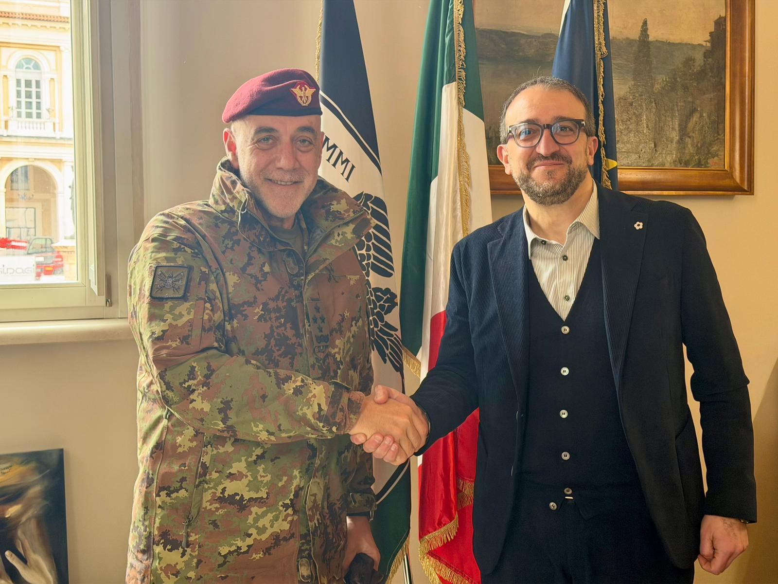 Festa nazionale dell’Esercito all’Aquila. L’annuncio del Capo di Stato maggiore dell’Esercito, Gen. C.A. Carmine Masiello al sindaco Pierluigi Biondi