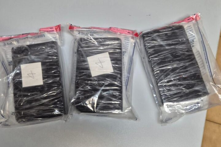 Senza patente sull'A25 e con più di tre chili di cocaina in auto: arrestati due giovani al casello di Manoppello