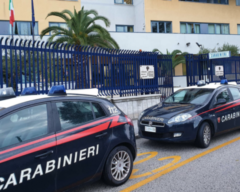 Cinque giovani pugliesi, tra i 21 e i 29 anni, sono stati arrestati dai Carabinieri del Comando provinciale di Avellino con l’accusa di aver fatto esplodere sportelli bancomat in Irpinia