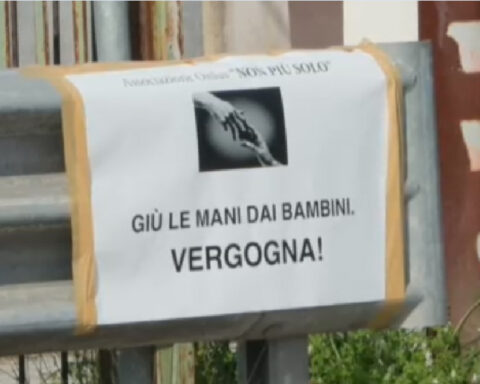 Protesta per la famiglia nel bosco