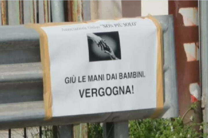 Protesta per la famiglia nel bosco