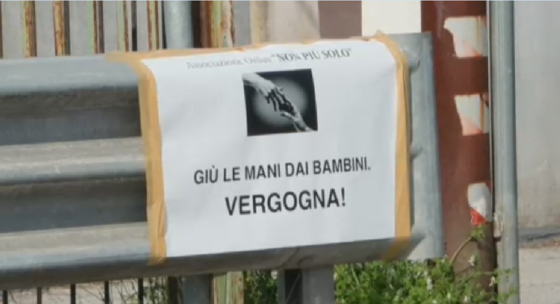 Protesta per la famiglia nel bosco