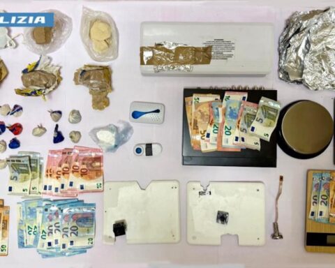 Blitz della Polizia a Rancitelli: allarmi e videosorveglianza per proteggere lo spaccio in un appartamento Ater