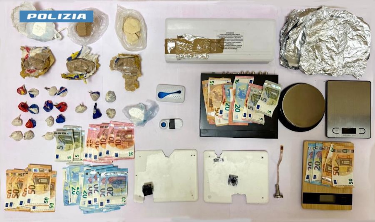 Blitz della Polizia a Rancitelli: allarmi e videosorveglianza per proteggere lo spaccio in un appartamento Ater