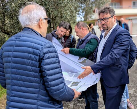 Il sindaco di Teramo Gianguido D’Alberto alla consegna dei lavori per la piazza