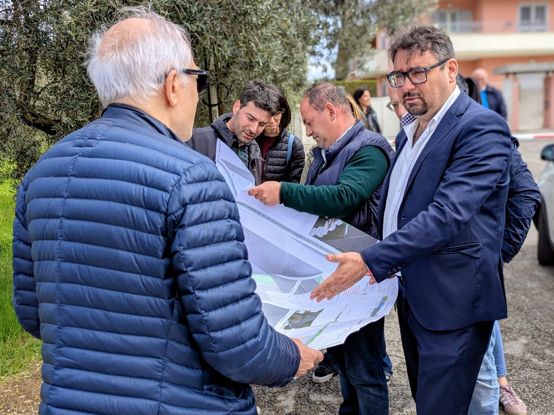 Il sindaco di Teramo Gianguido D’Alberto alla consegna dei lavori per la piazza