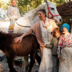 Famiglia del bosco, oggi Catherine potrà riabbracciare i bambini. Il Tribunale ha sospeso il trasferimento dei minori in un’altra struttura