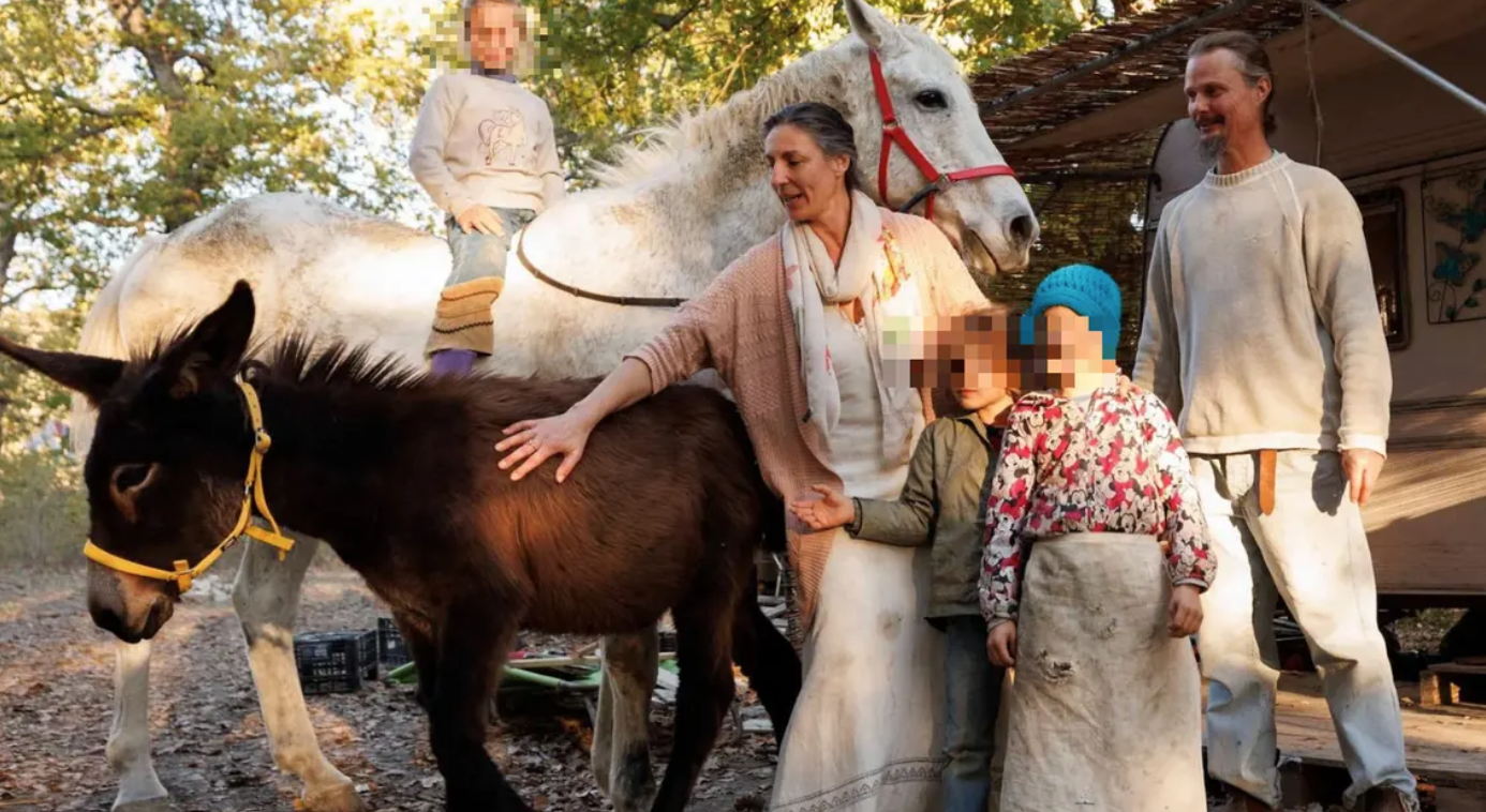 Famiglia del bosco, oggi Catherine potrà riabbracciare i bambini. Il Tribunale ha sospeso il trasferimento dei minori in un’altra struttura