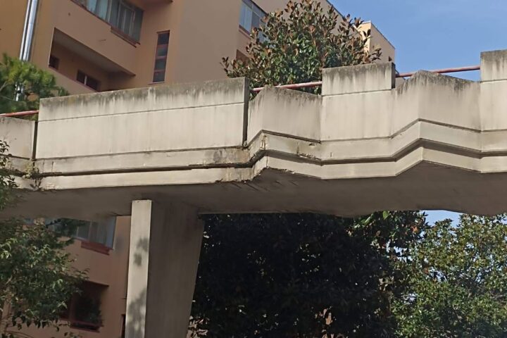 Le passerelle da demolire in via Di Vittorio a Giulianova