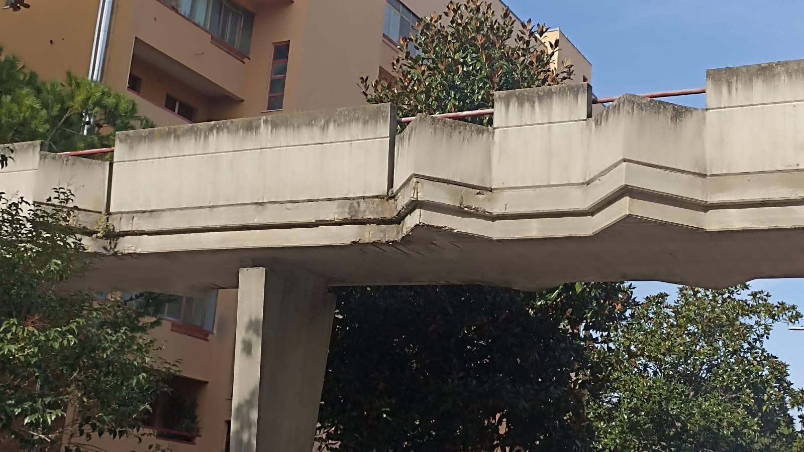 Le passerelle da demolire in via Di Vittorio a Giulianova
