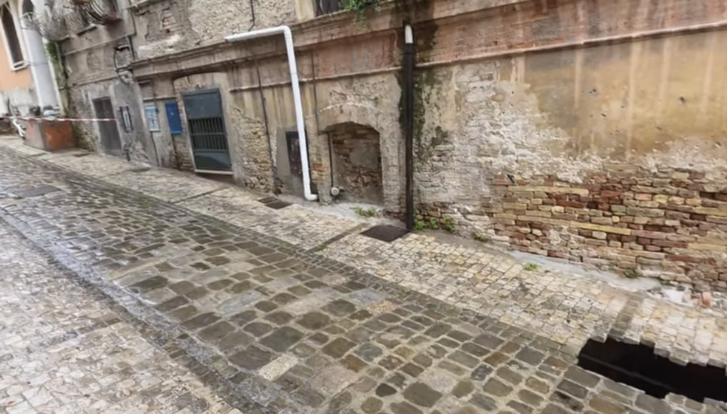 Giulianova scoperto cunicolo in via Mazzini