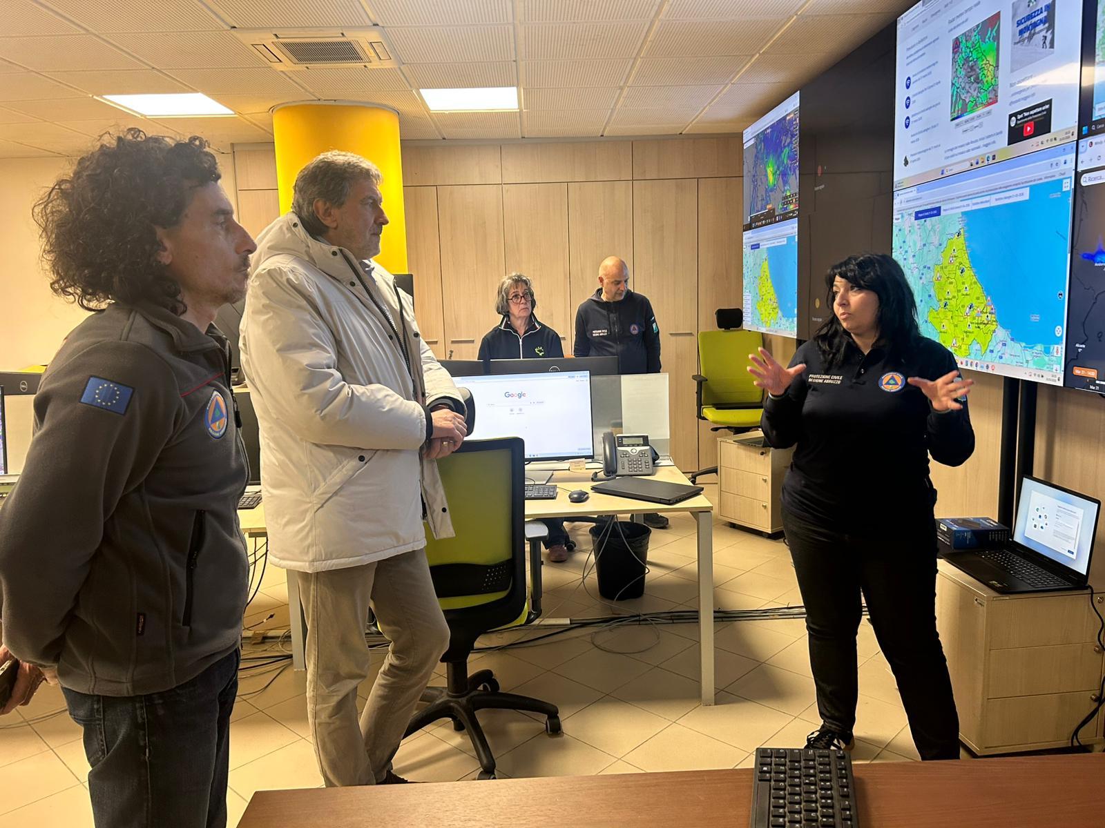 Marco Marsilio nella sede della Protezione Civile segue l’evoluzione della situazione legata al maltempo in Abruzzo