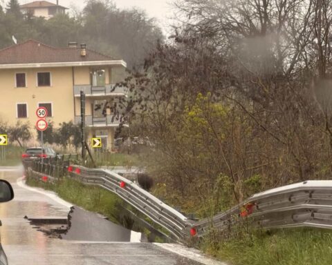Maltempo, cede un tratto della statale 150 tra Castelnuovo e Val Vomano